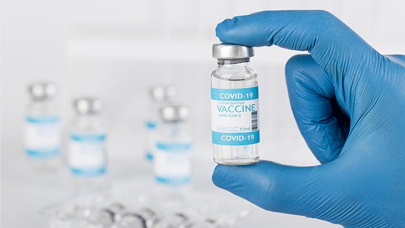 Szczepionka przeciw COVID a wakacje 2021