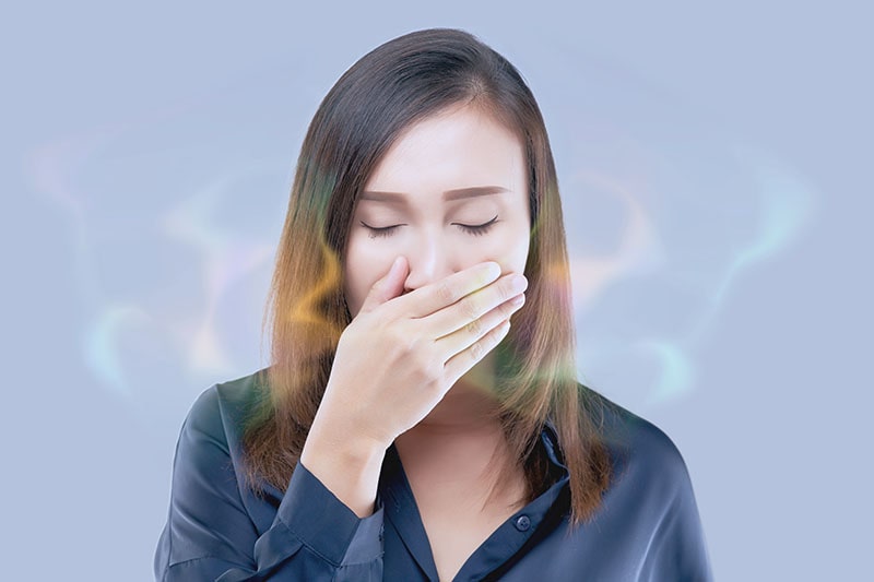 Nieprzyjemny zapach z ust. O czym może świadczyć?