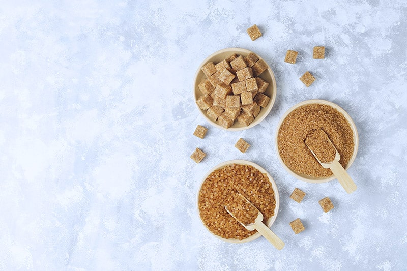 Czy brązowy cukier jest zdrowszy od białego?