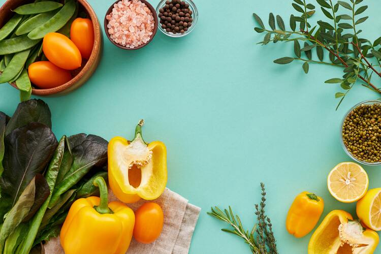 Sezonowe warzywa i owoce – co jeść wiosną i latem?