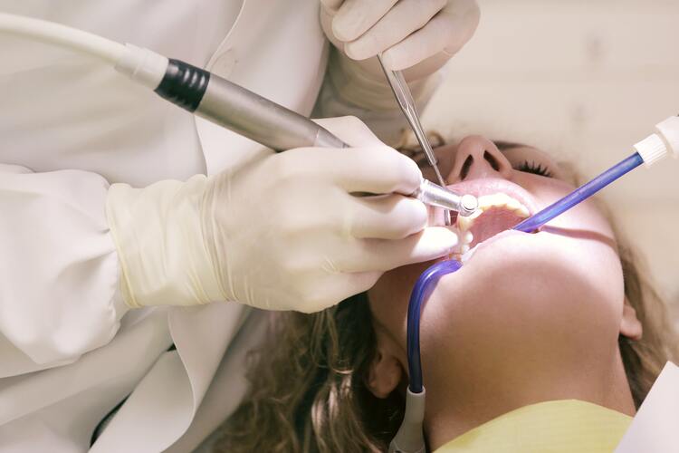 Nitkowanie zębów – zalety dla Twoich zębów